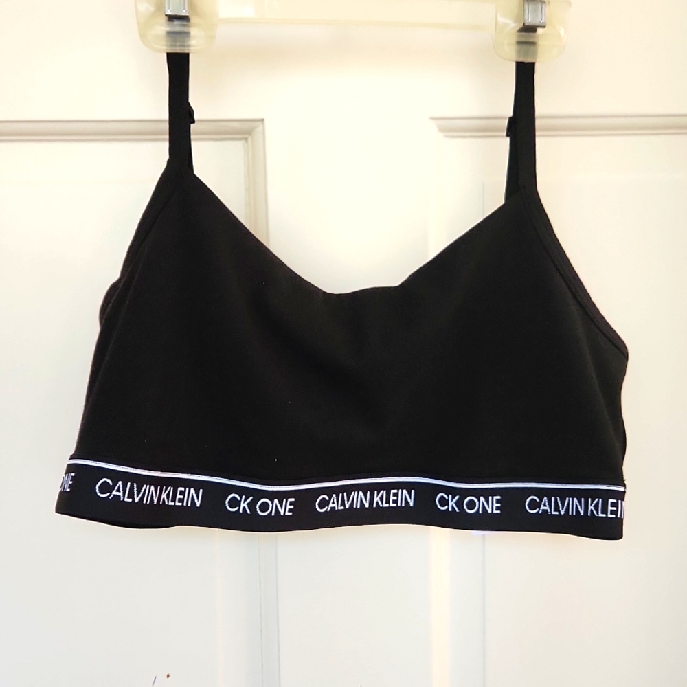 NEW.  CALVIN KLEIN BLACK AND WHITE BRALETTE. SIZE LARGE.